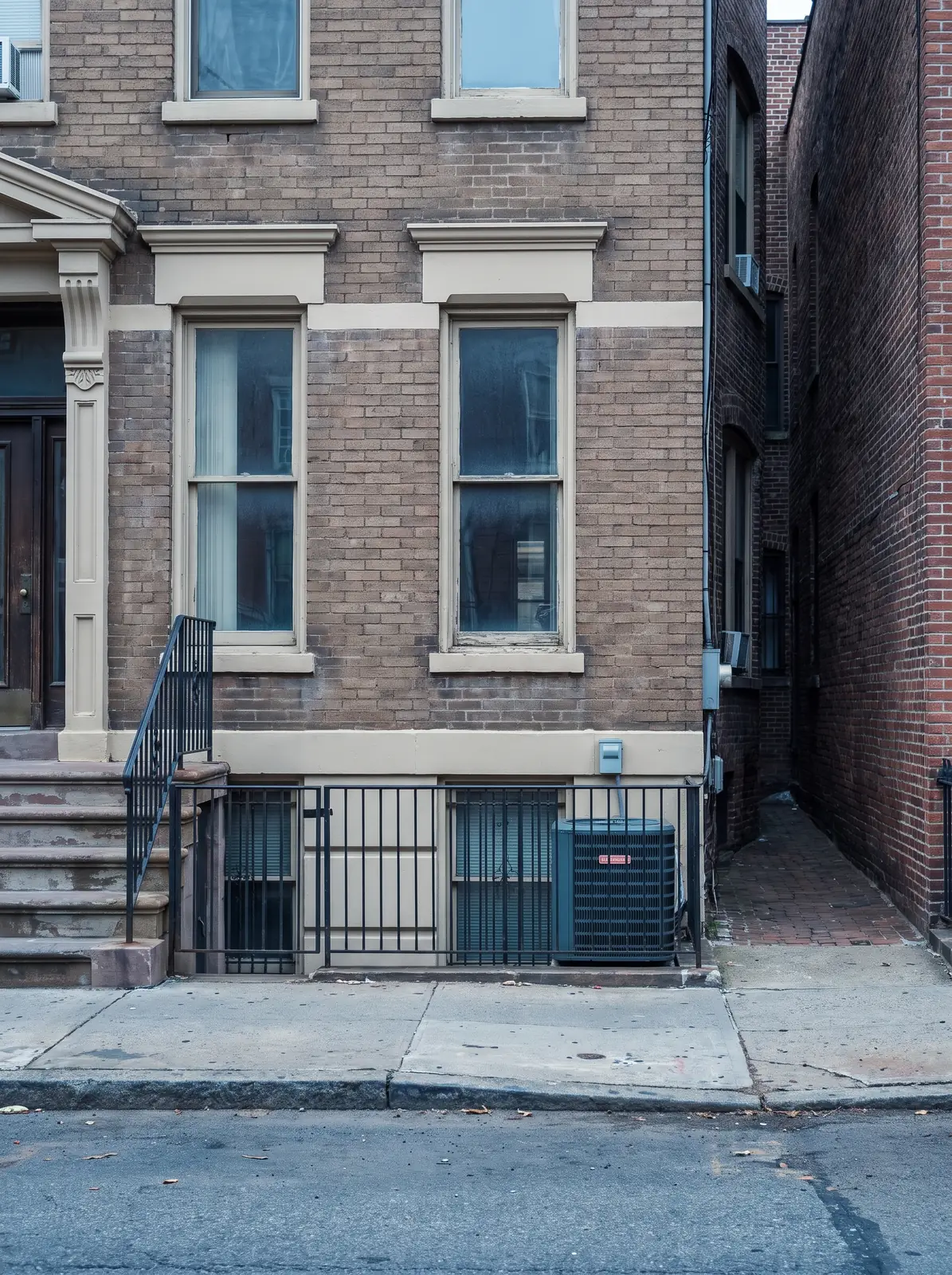 Brooklyn brownstone with a condenser in the side alley