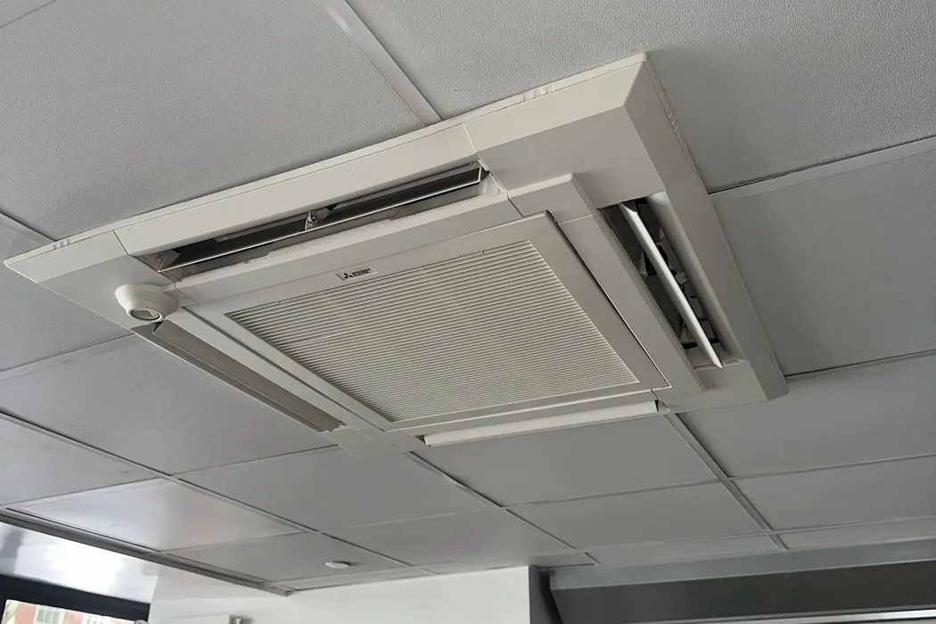 Four-way ceiling cassette closed in a commercial ceiling