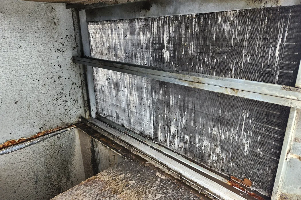 Rooftop unit coil fins clear and wet after rinsing